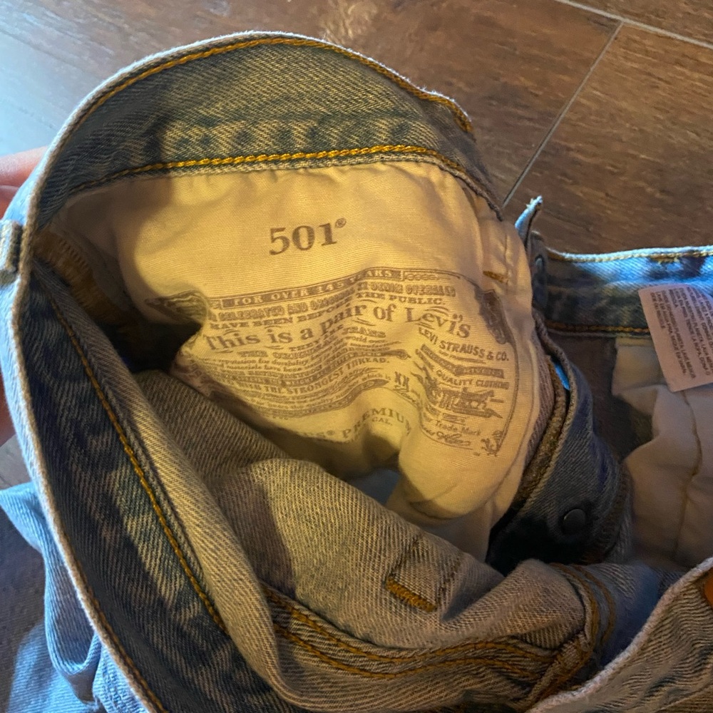 Levi 501 Light Wash Denim Jeans - Picture 7 of 7